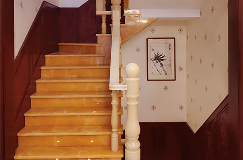 普兰中式别墅室内汉白玉石楼梯的定制安装装饰效果